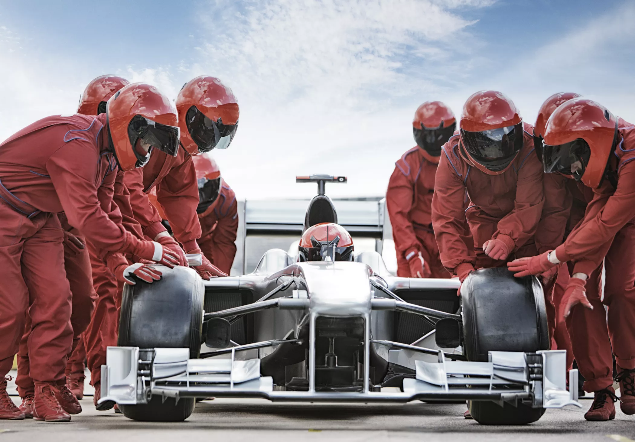Boxenstopp im Motorsport: ein eingespieltes Team arbeitet Hand in Hand